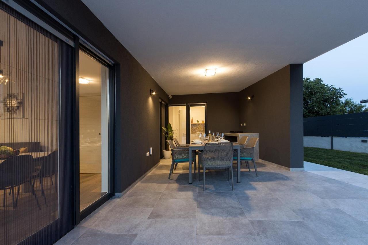 Modern 3-bedroom With A Private Pool Villa Pula