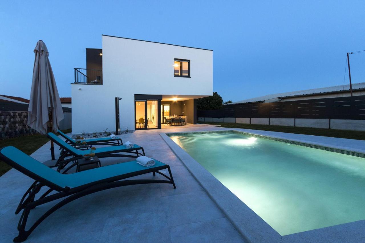 Modern 3-bedroom With A Private Pool