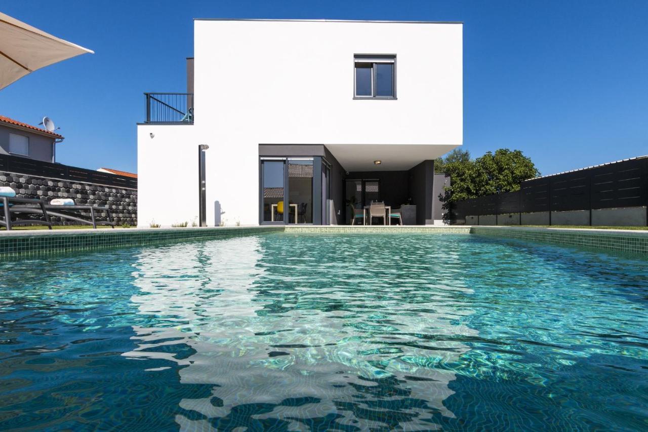 Modern 3-bedroom With A Private Pool Pula