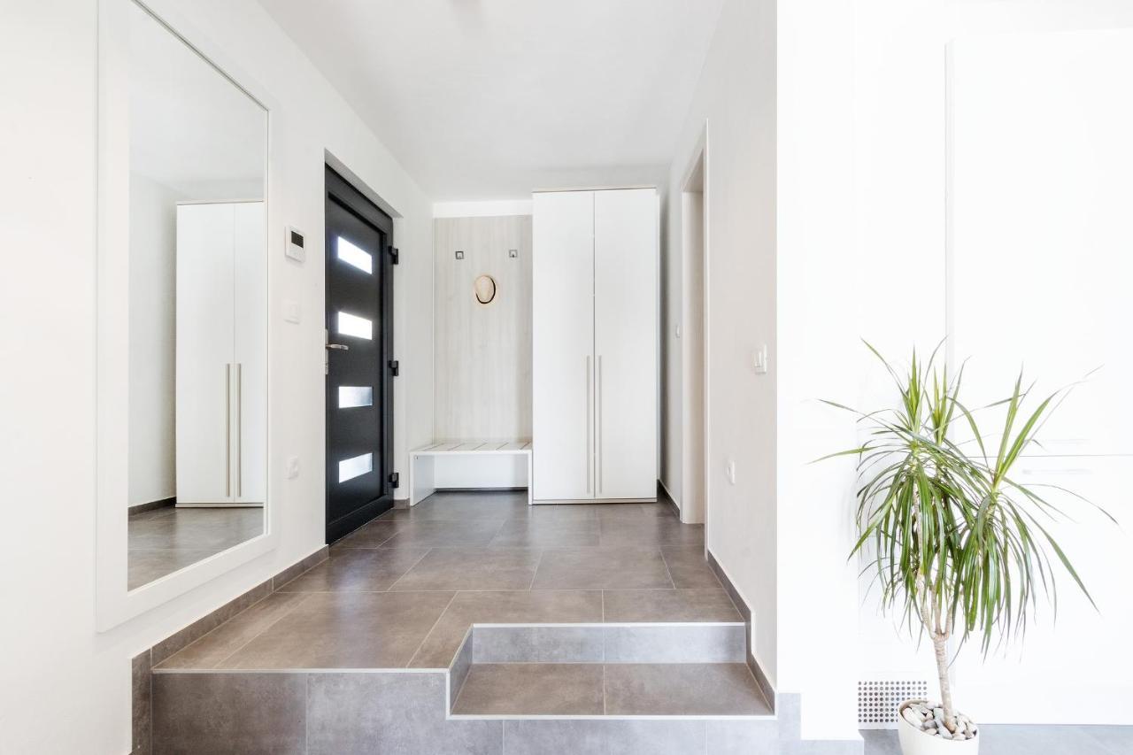 Modern 3-bedroom With A Private Pool Pula